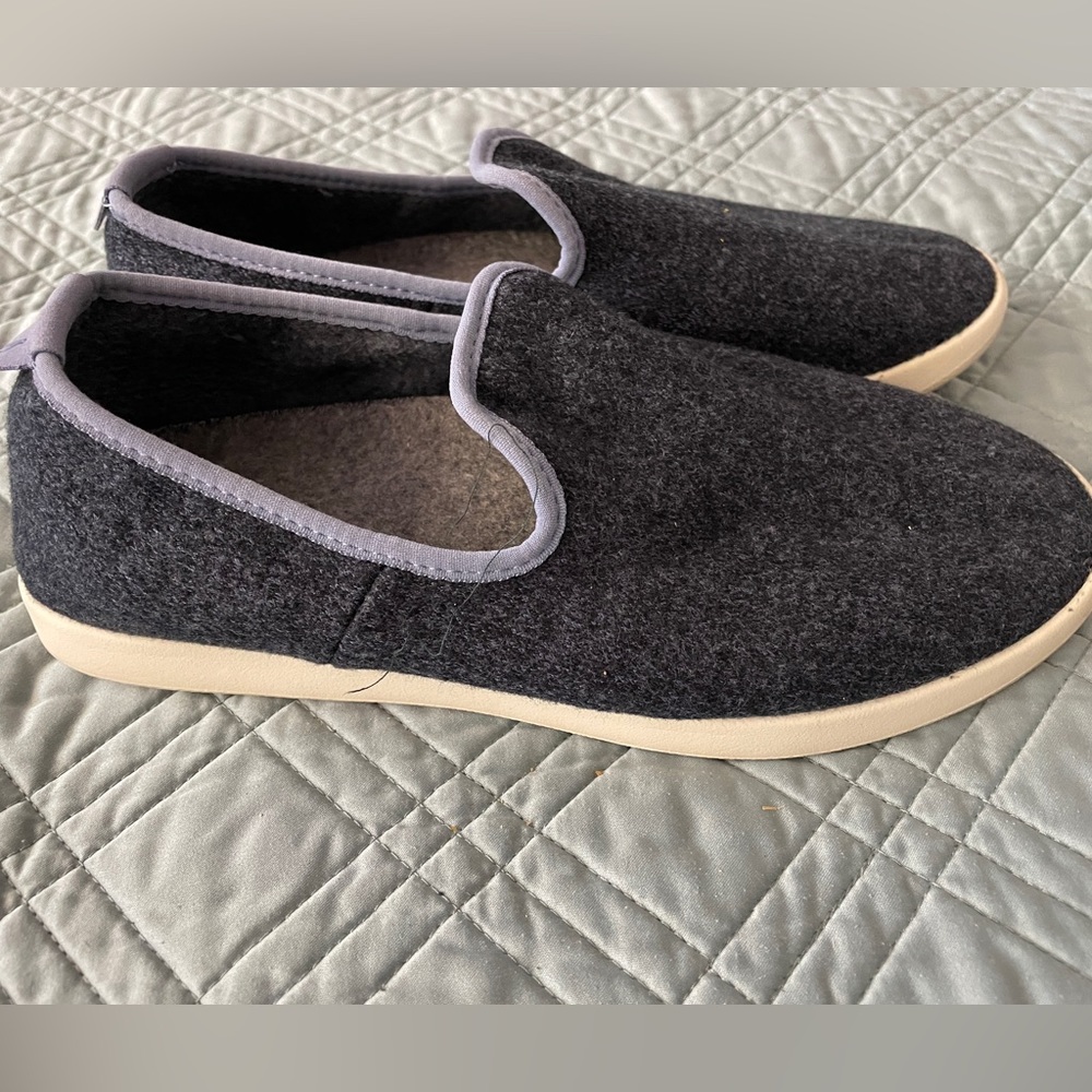 Allbirds loafer, size 8 in navy with light blue trim